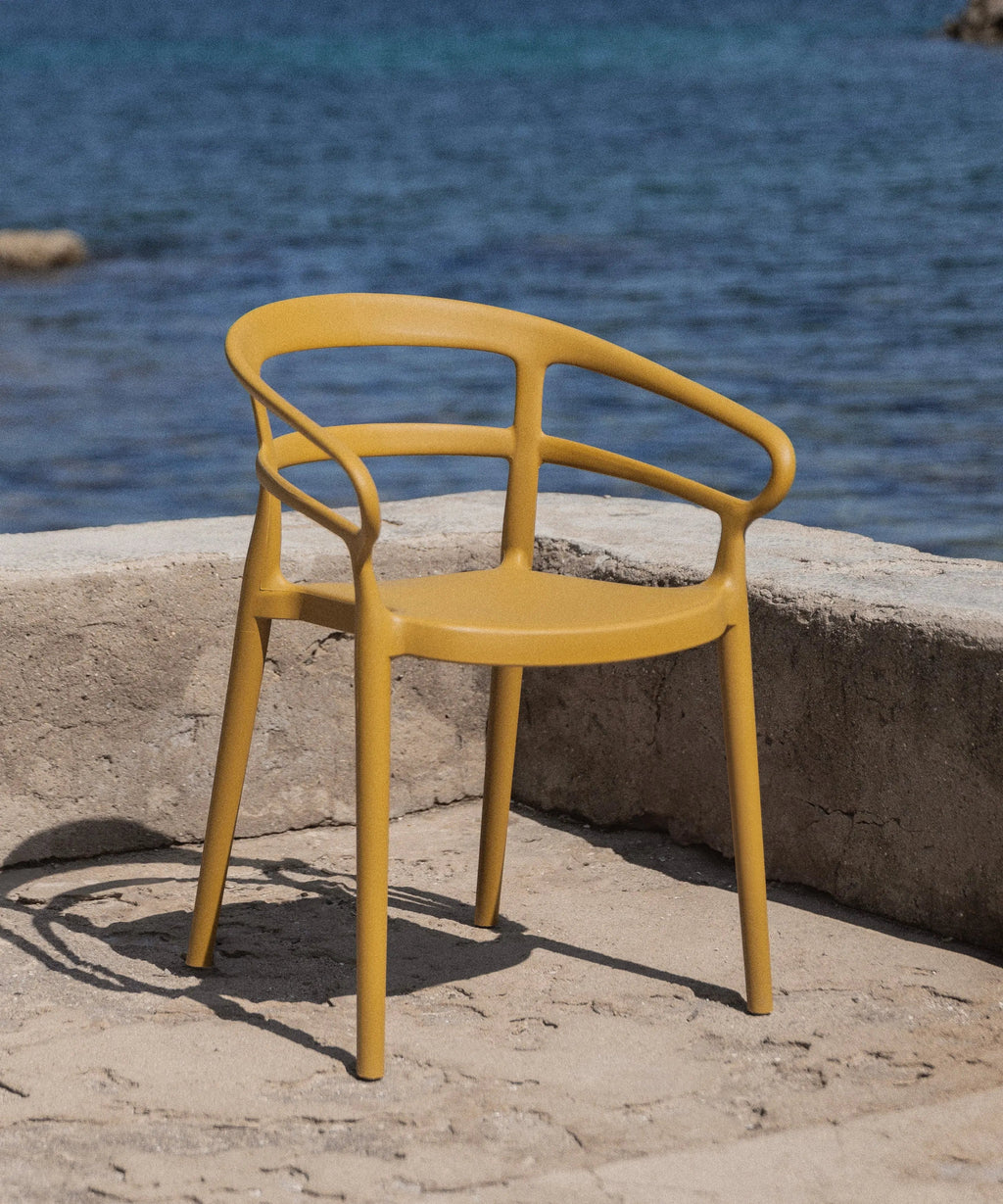 Chaise empilable en polypropylène avec accoudoirs Nil