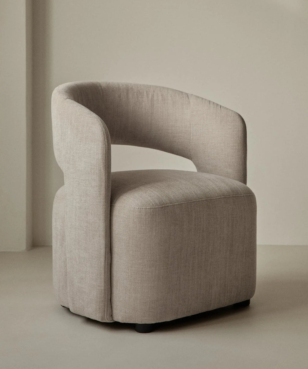 Fauteuil tapissé en tissu doux avec accoudoirs Naya