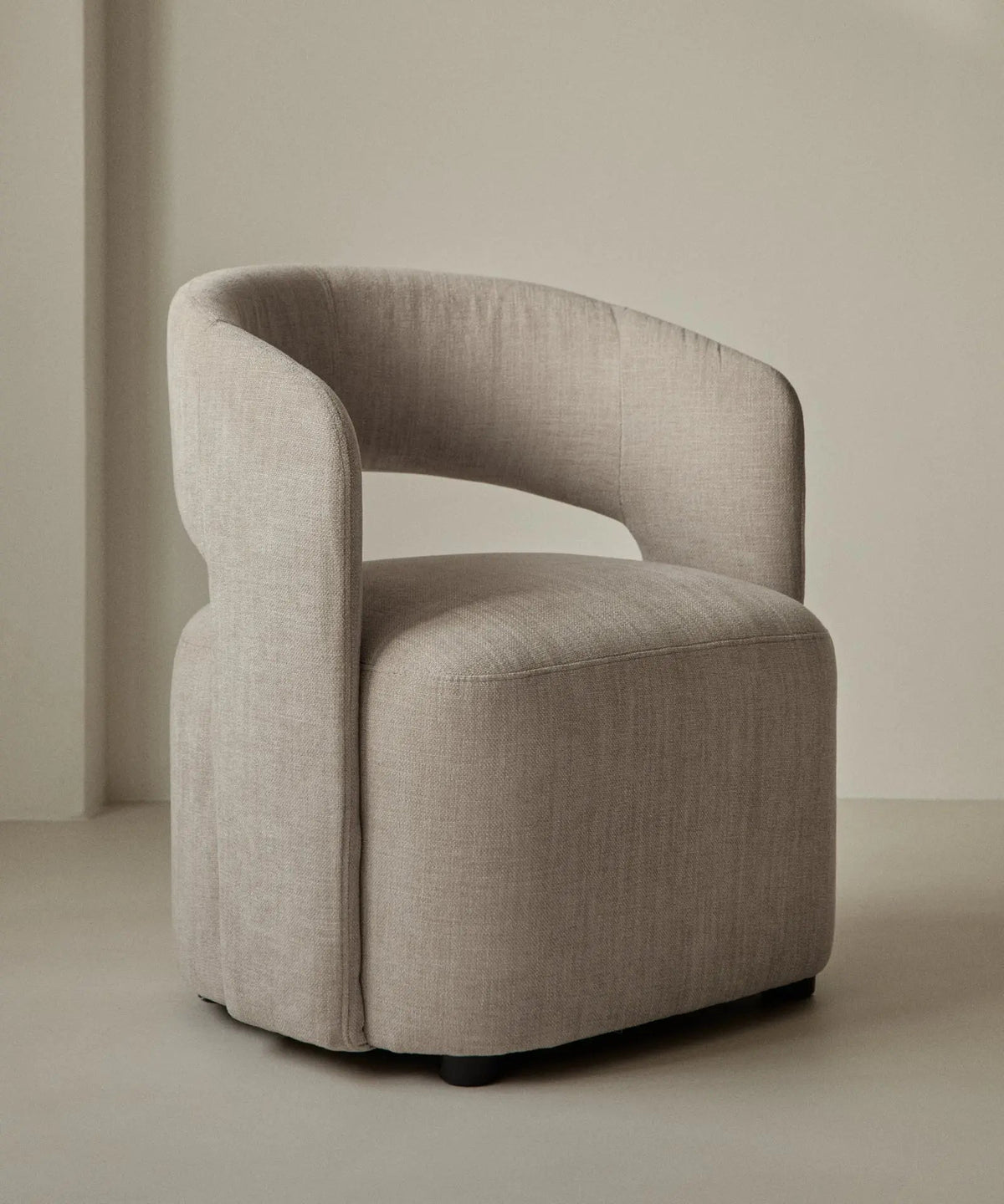 Fauteuil tapissé en tissu doux avec accoudoirs Naya