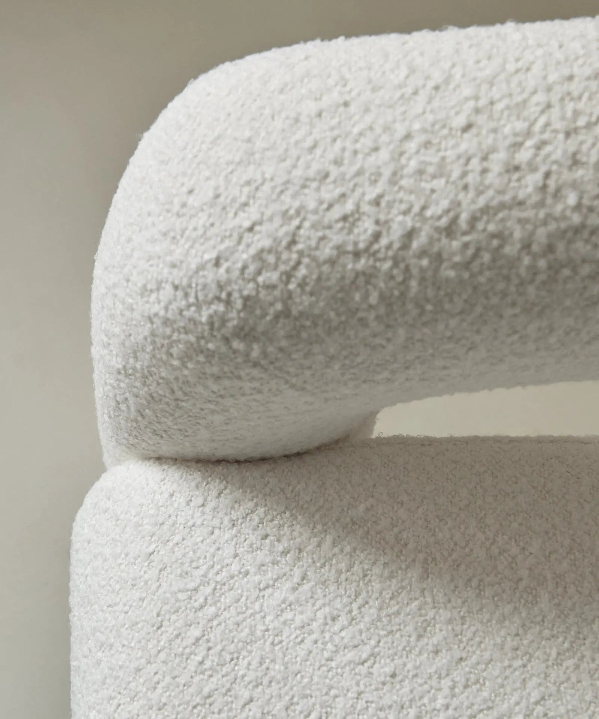Fauteuil en tissu bouclé avec accoudoirs Cloud