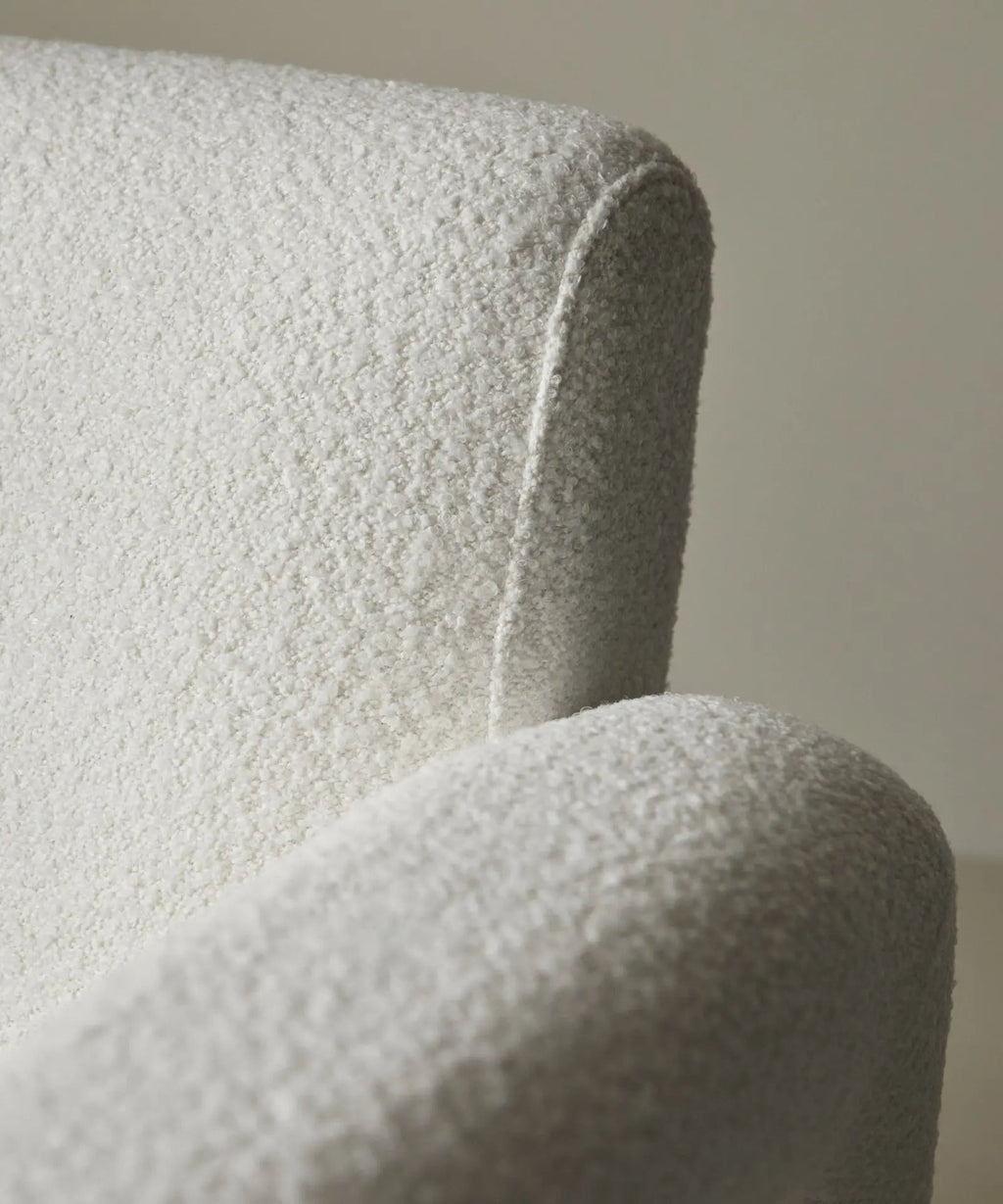 Fauteuil en tissu bouclé avec accoudoirs Cloud