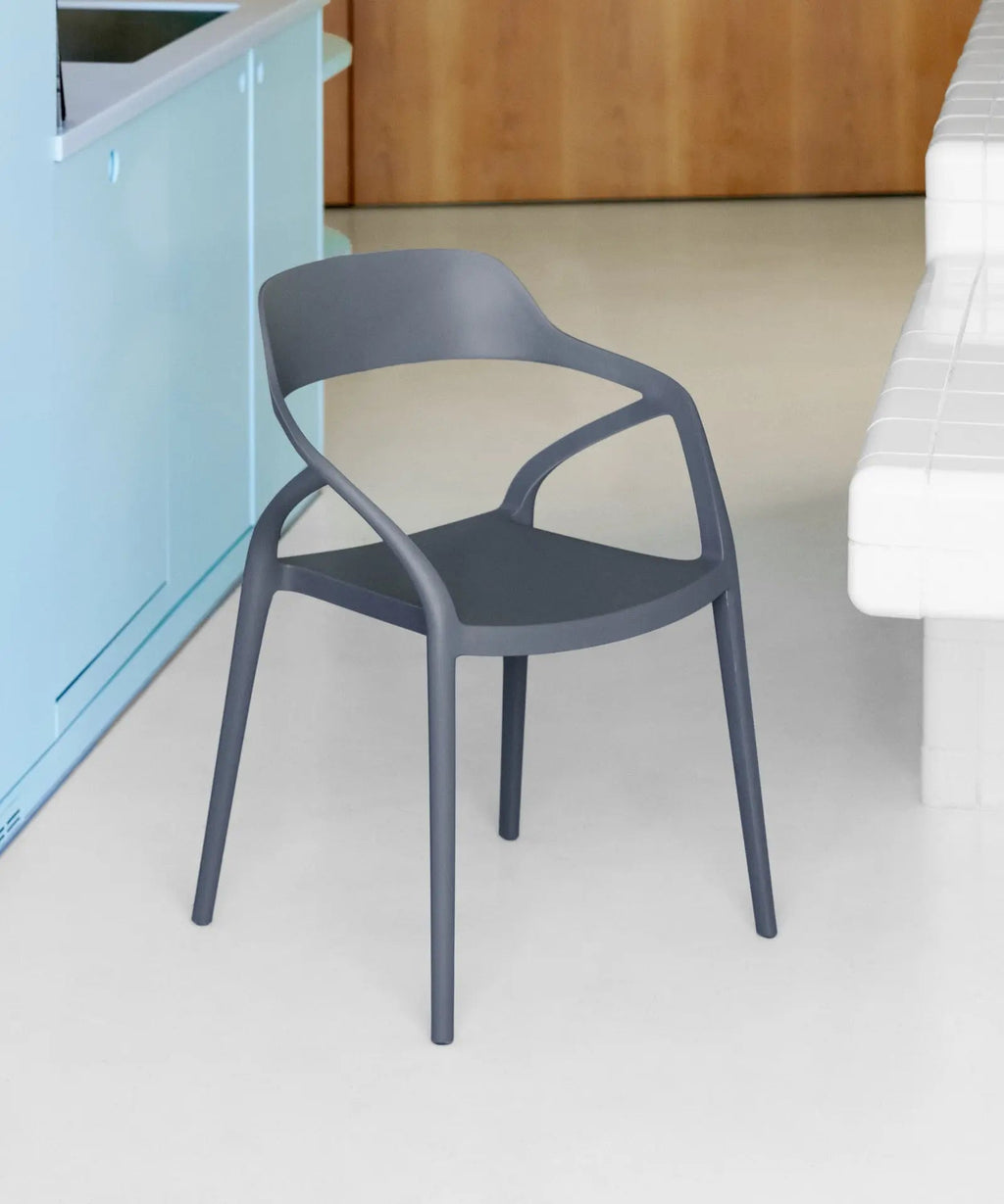 Chaise empilable Grace en polypropylène - Édition Limitée