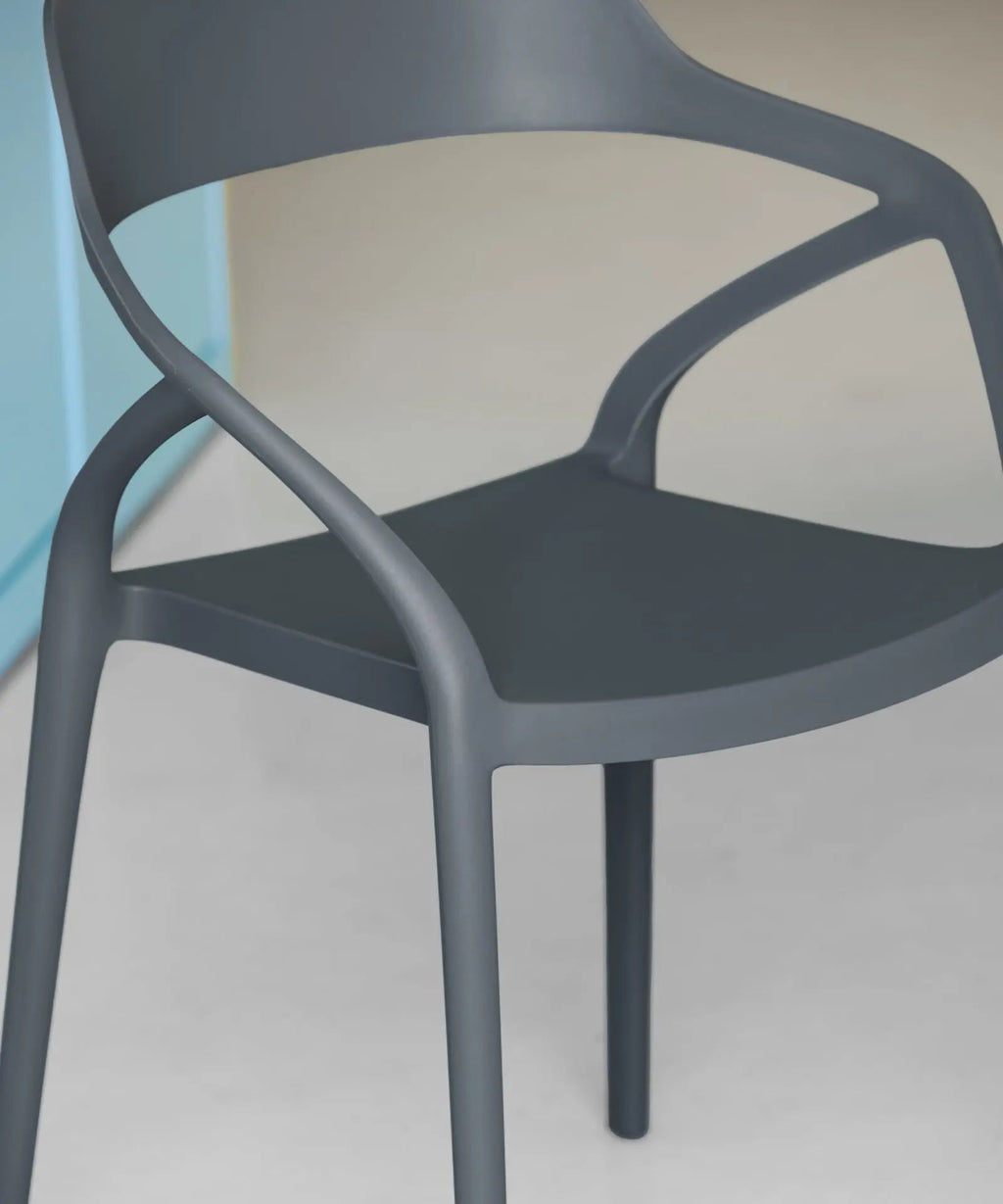 Chaise empilable Grace en polypropylène - Édition Limitée