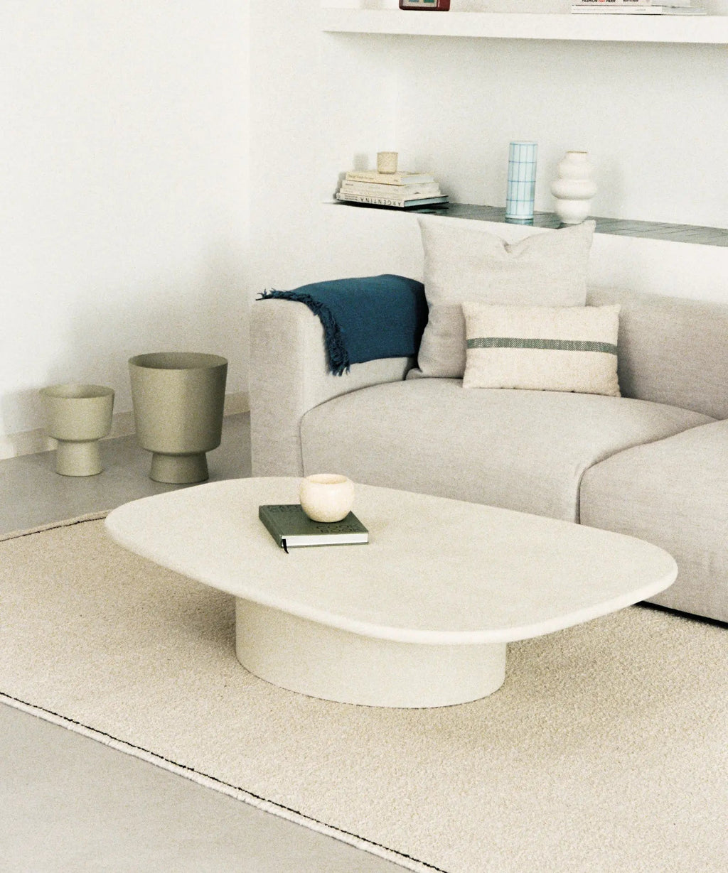 Table basse allongée en microciment Lira (135 cm)