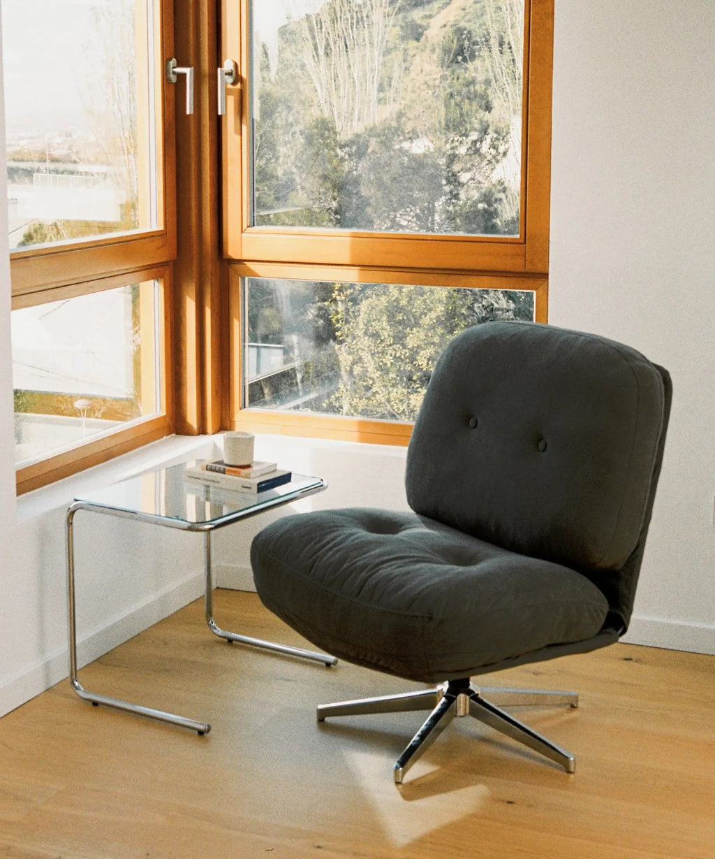 Fauteuil rotatif rembourré en velours côtelé Orbit