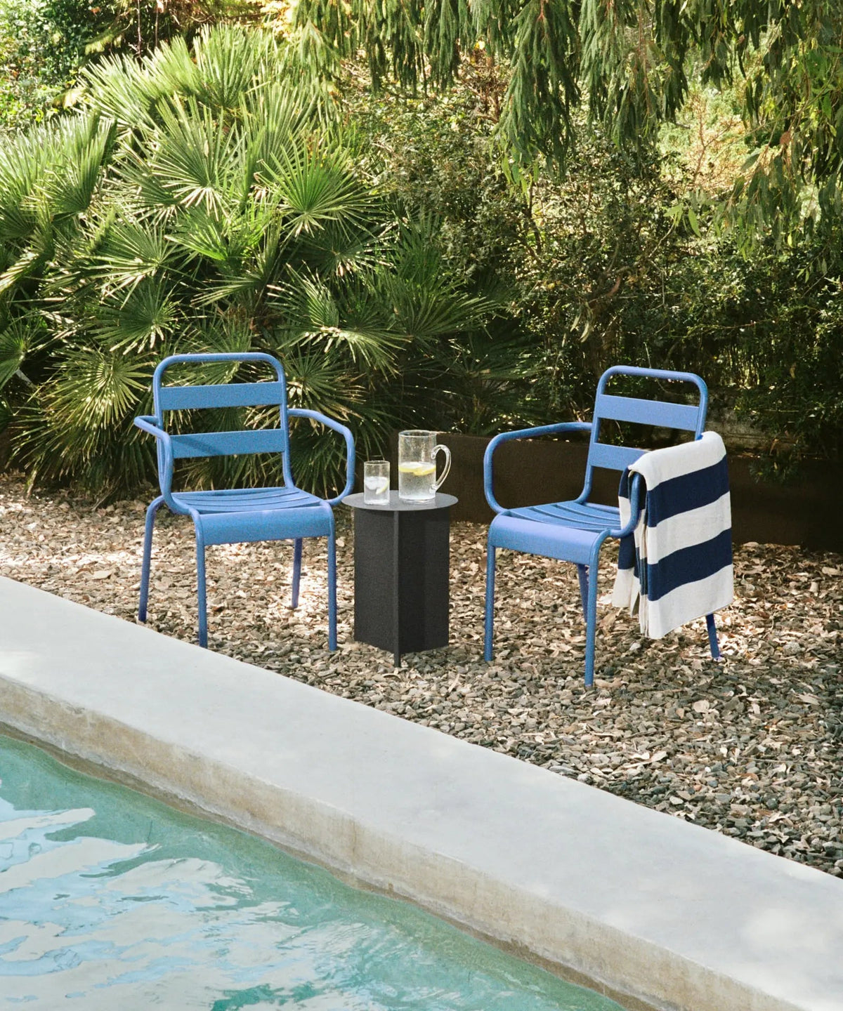 Chaise en métal d’extérieur avec accoudoirs Bora