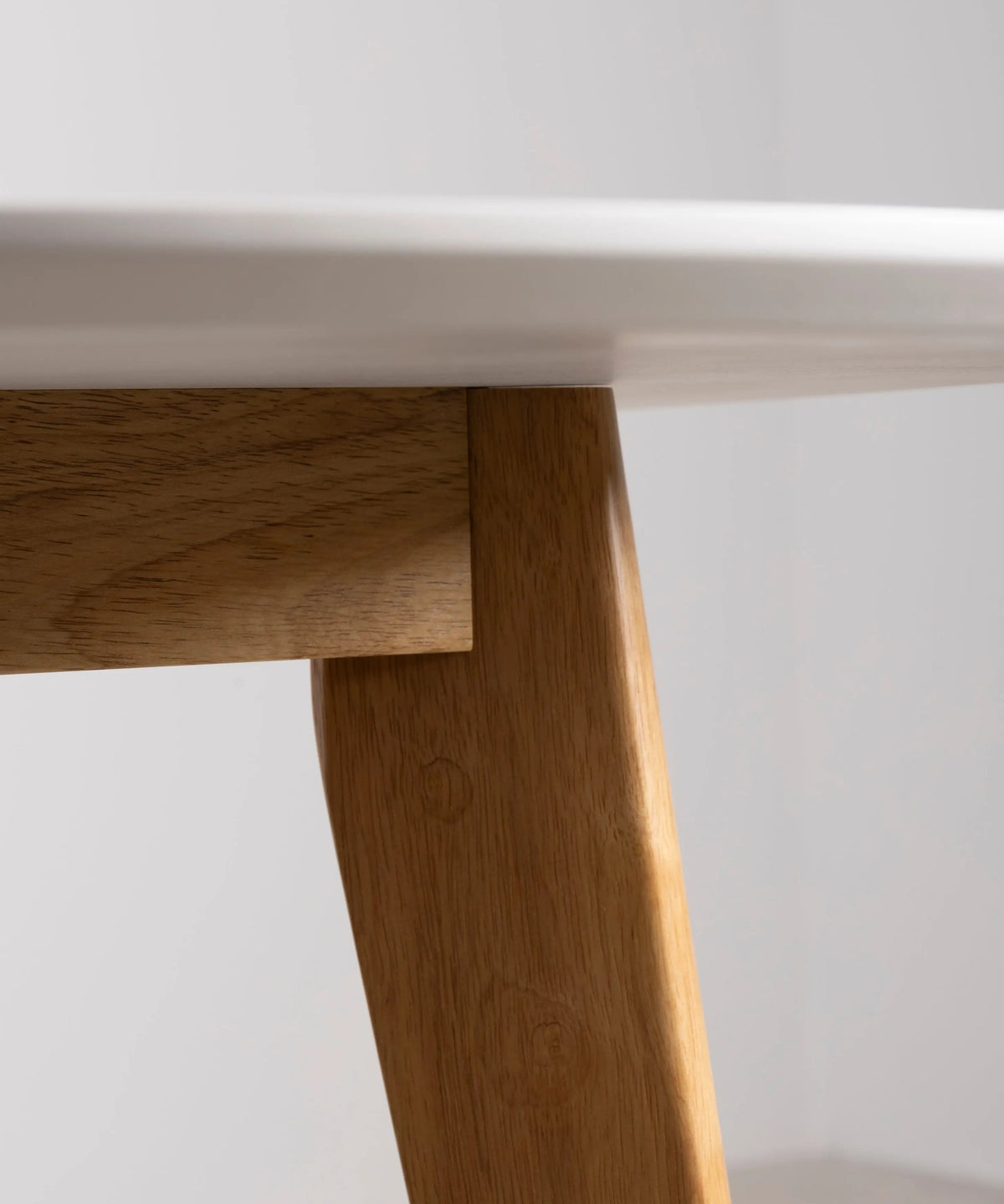 Table à manger ovale en bois Elia (150x90 cm)