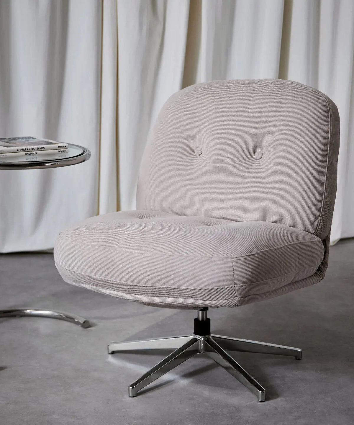 Fauteuil rotatif rembourré en velours côtelé Orbit