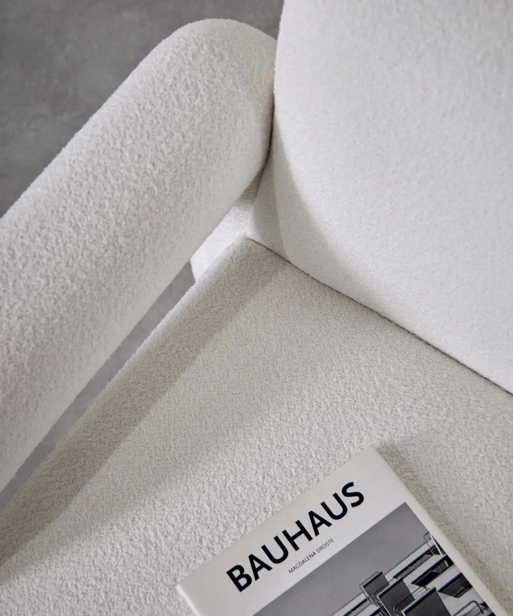 Fauteuil en tissu bouclé avec accoudoirs Cloud