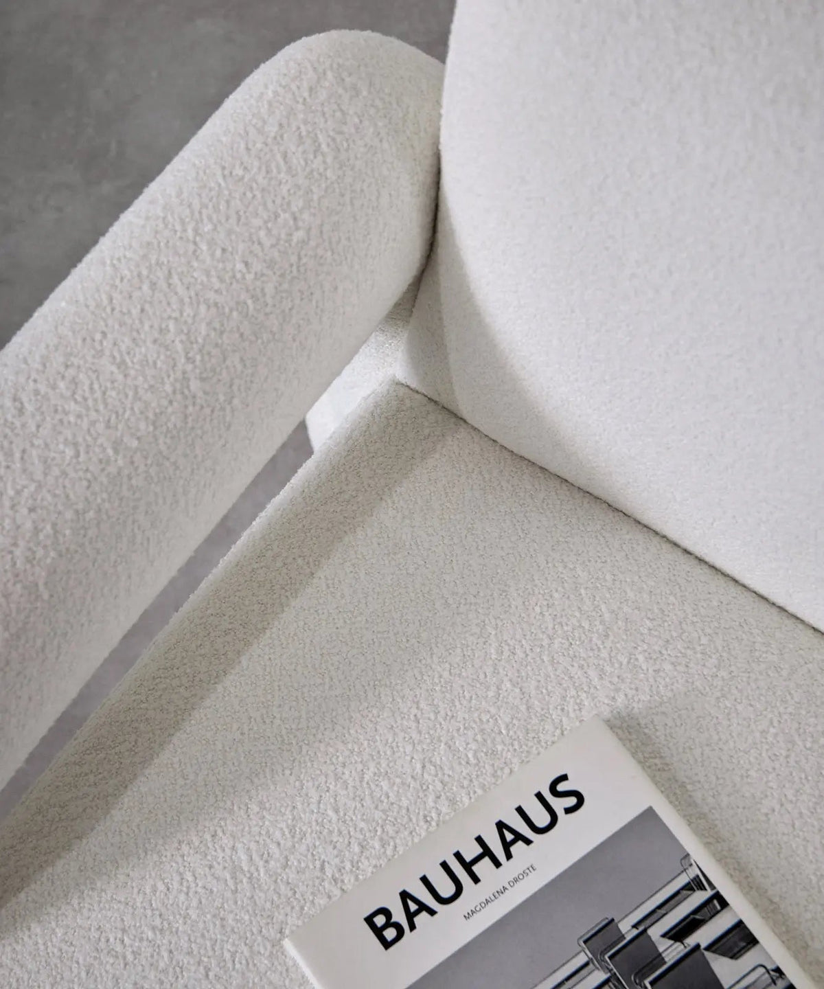 Fauteuil en tissu bouclé avec accoudoirs Cloud