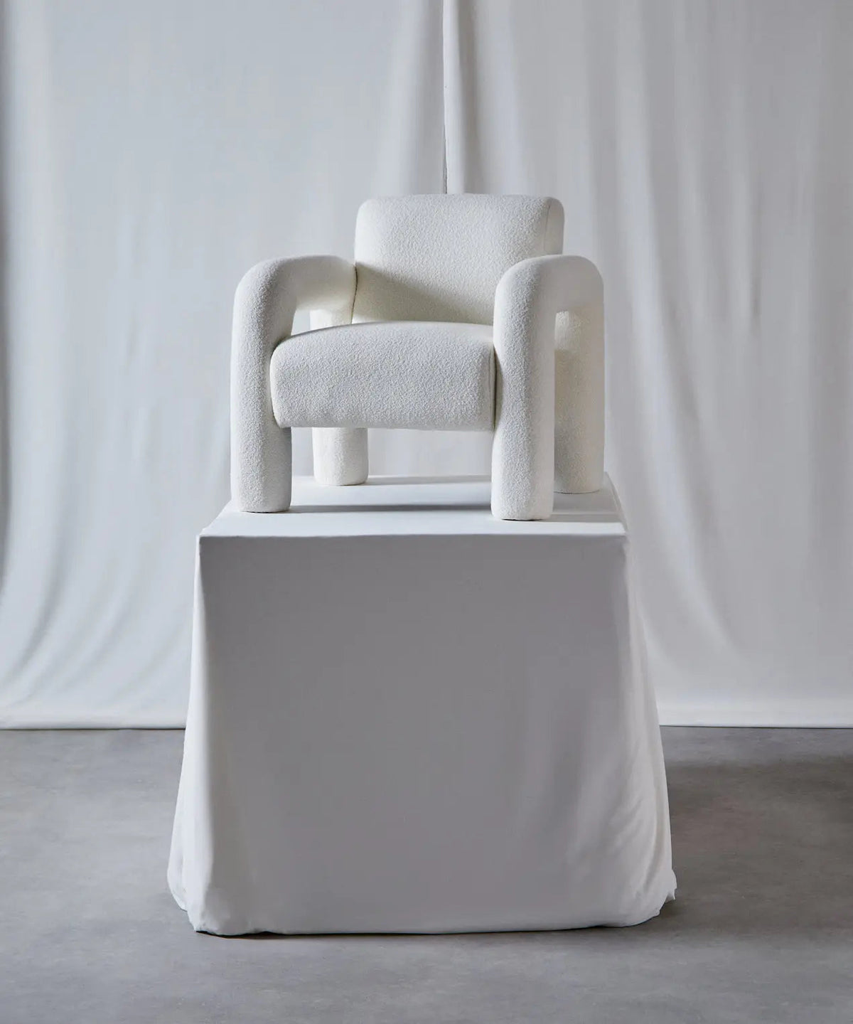 Fauteuil en tissu bouclé avec accoudoirs Cloud