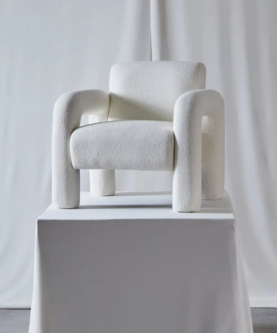 Fauteuil en tissu bouclé avec accoudoirs Cloud