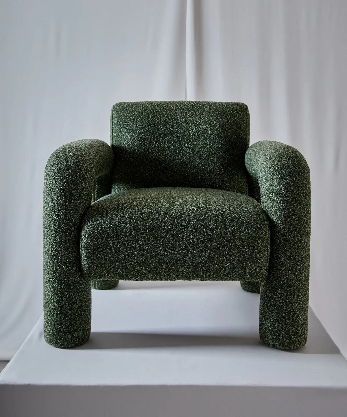 Fauteuil en tissu bouclé avec accoudoirs Cloud