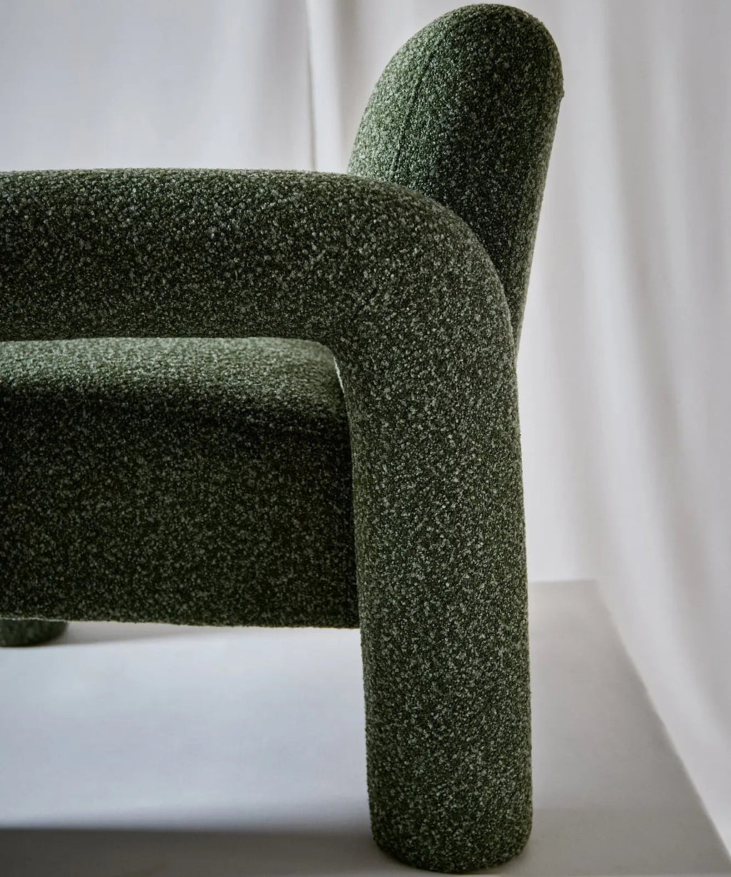 Fauteuil en tissu bouclé avec accoudoirs Cloud