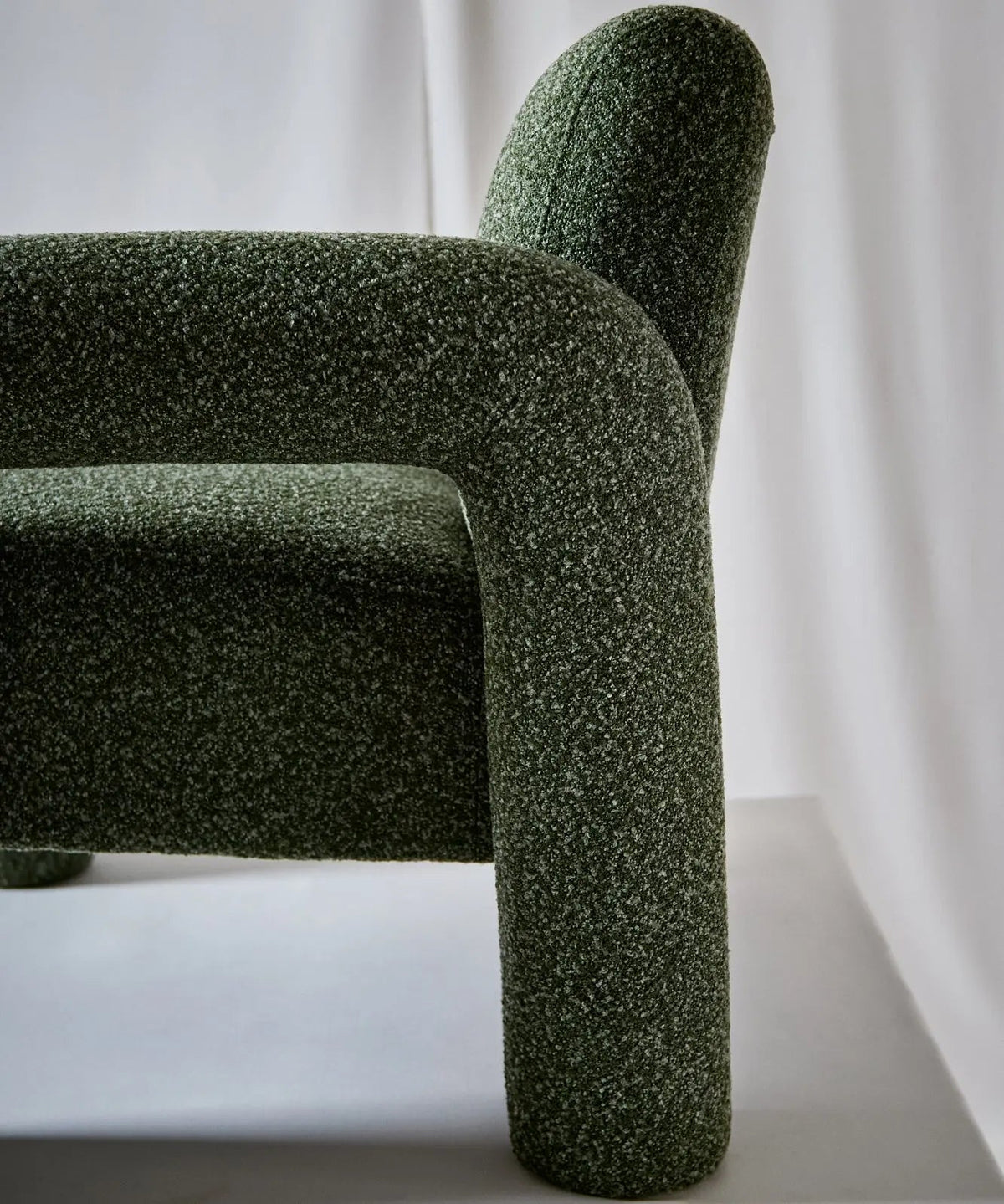 Fauteuil en tissu bouclé avec accoudoirs Cloud