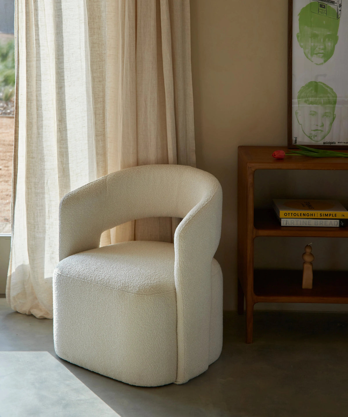 Fauteuil tapissé en tissu doux avec accoudoirs Naya