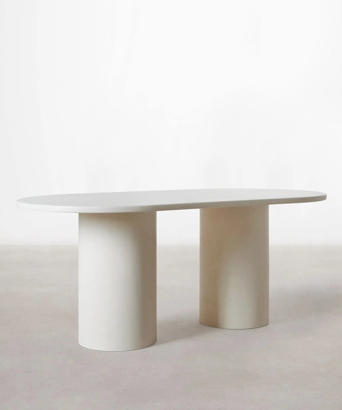 Table à manger ovale en microciment Juno (200 cm)