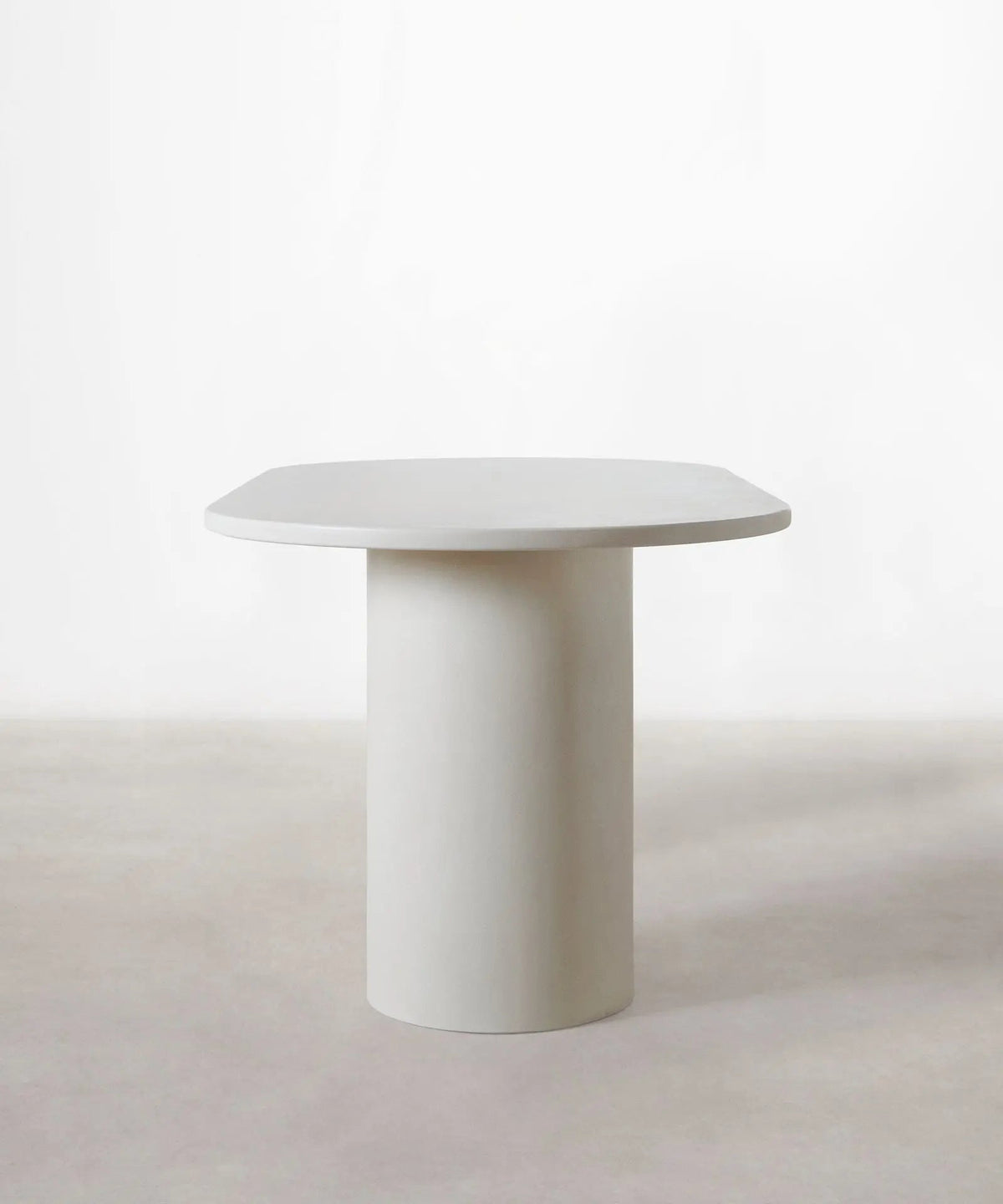 Table à manger ovale en microciment Juno (200 cm)