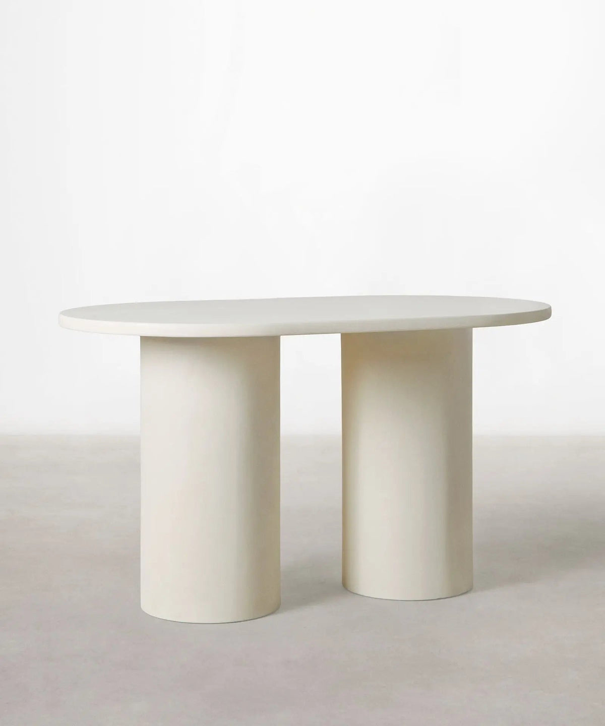 Table à manger ovale en microciment Juno (200 cm)