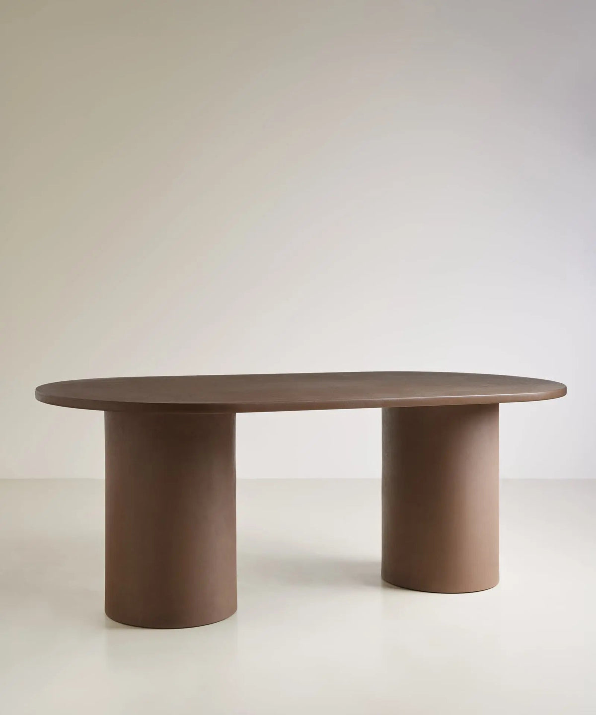 Table à manger ovale en microciment Juno Brown (200 cm)
