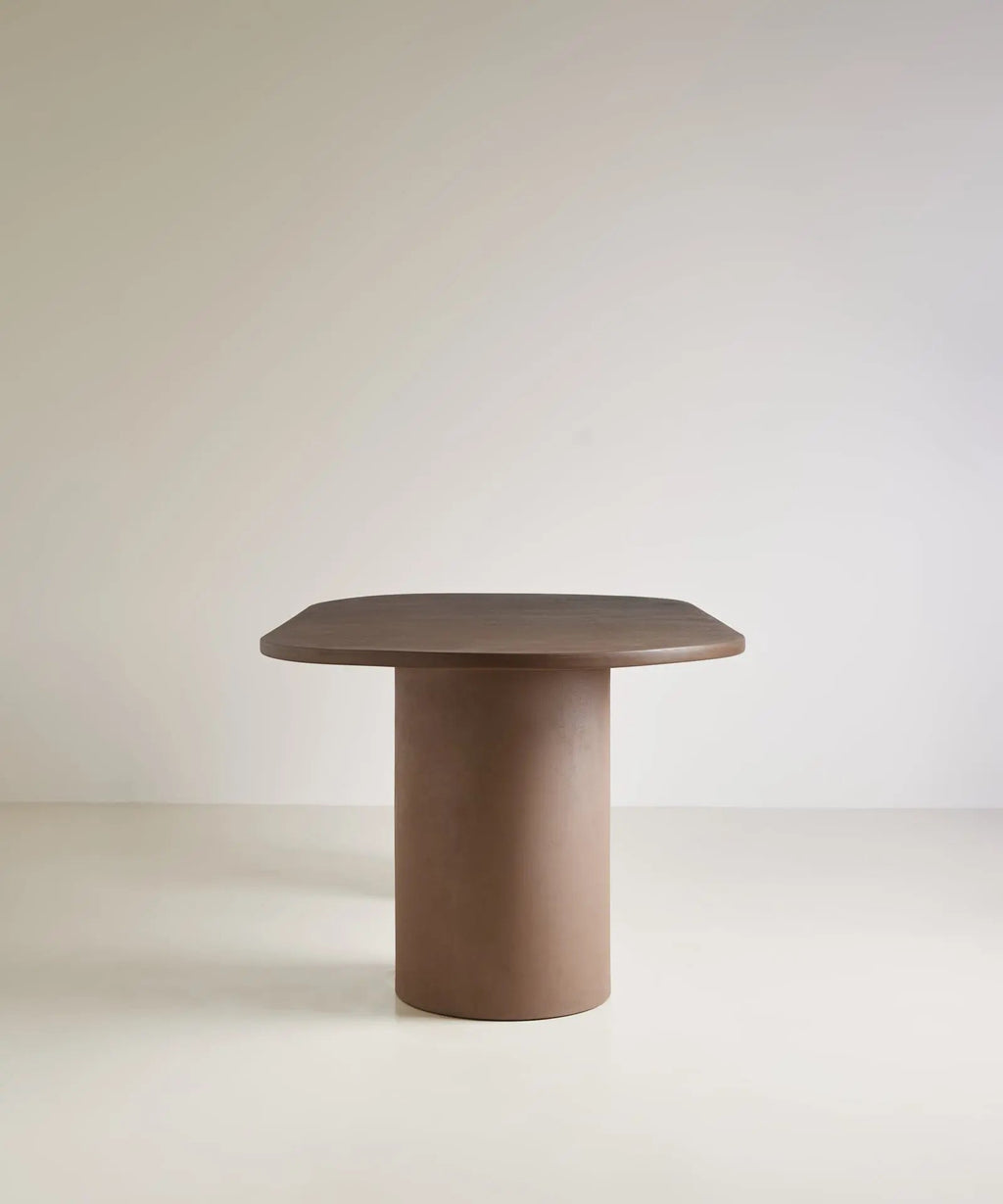 Table à manger ovale en microciment Juno Brown (200 cm)