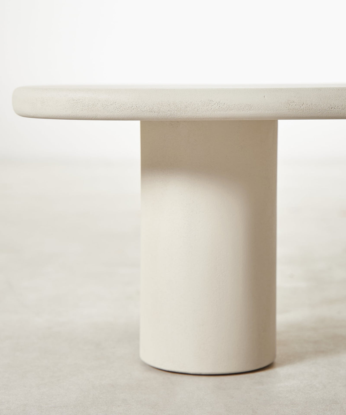 Table basse allongée en microciment Sira (120 cm)