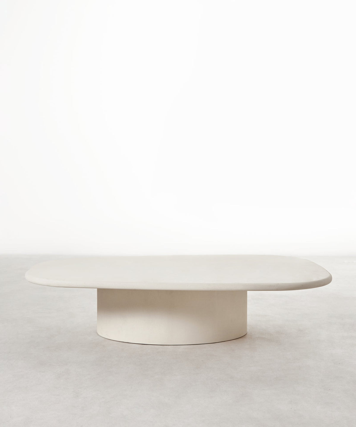 Table basse allongée en microciment Lira (135 cm)