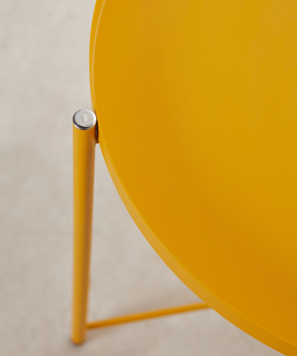 Table d'appoint en métal coloré Noko