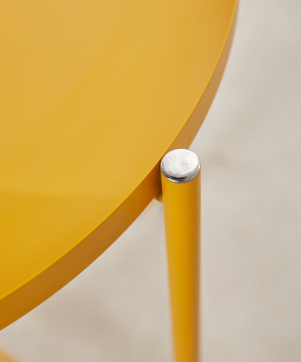 Table d'appoint en métal coloré Noko