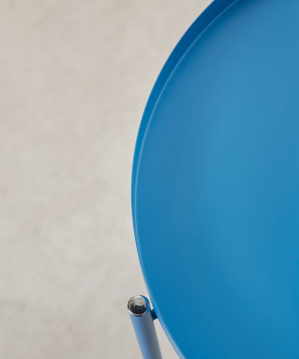 Table d'appoint en métal coloré Noko