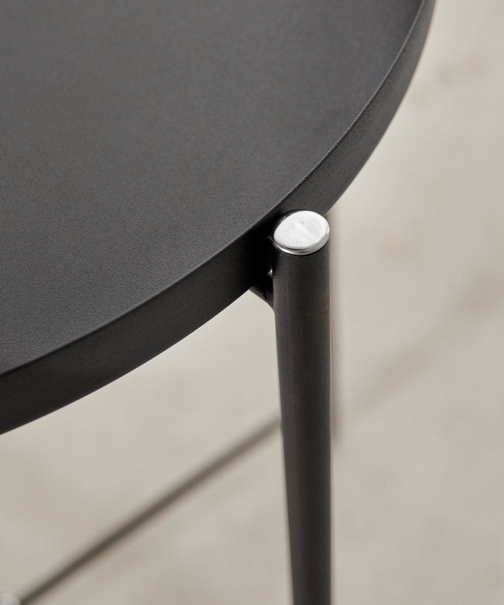 Table d'appoint en métal coloré Noko