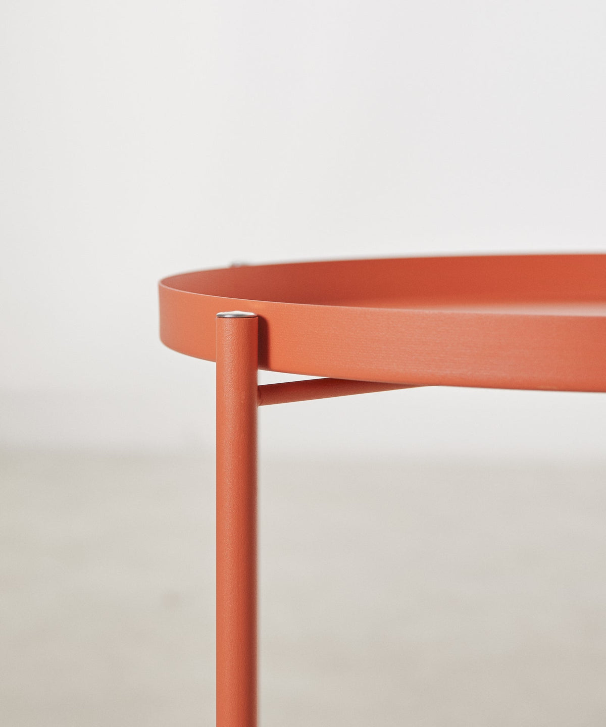 Table d'appoint en métal coloré Noko