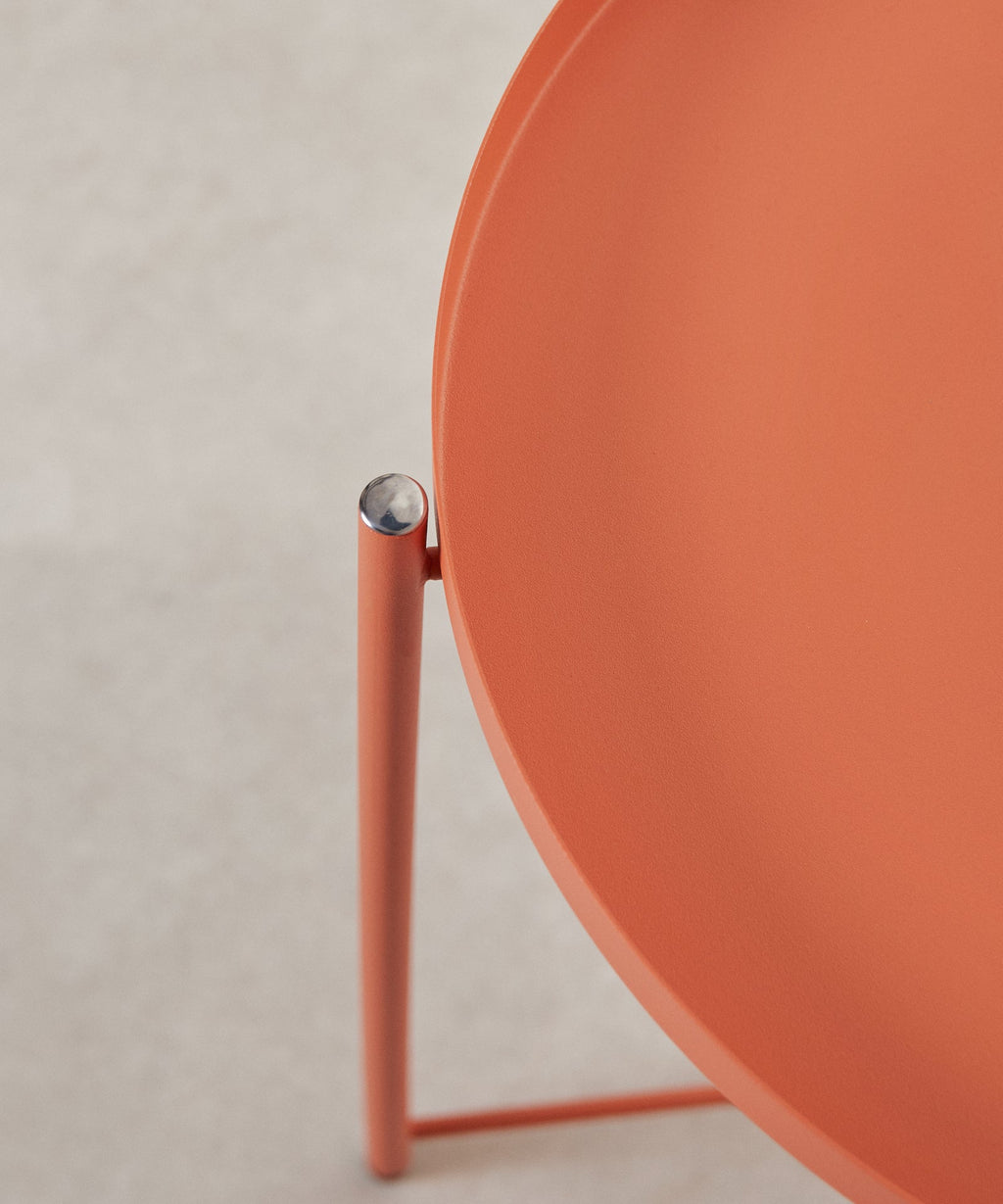 Table d'appoint en métal coloré Noko