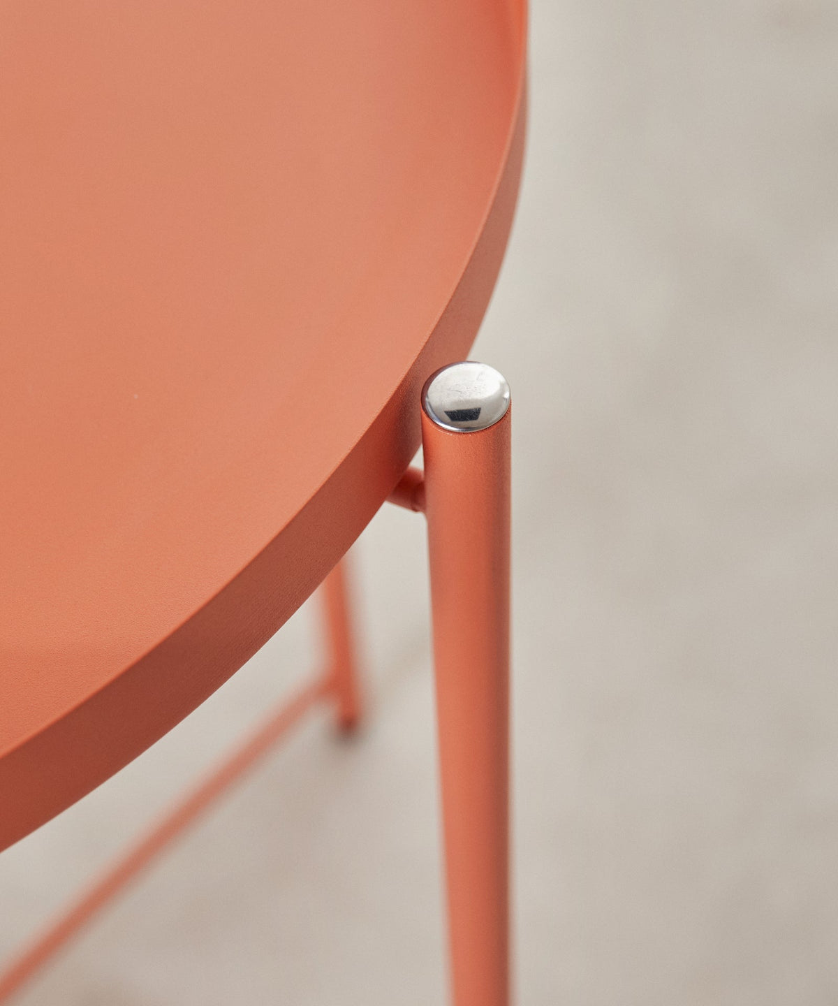 Table d'appoint en métal coloré Noko
