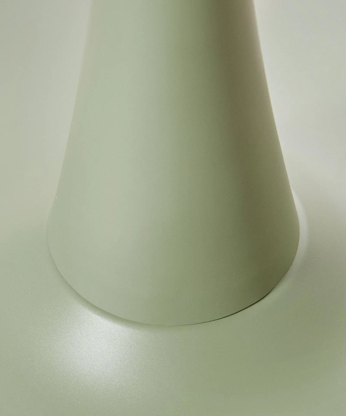 Table ronde Tulia en métal et fibre de verre (80 cm)