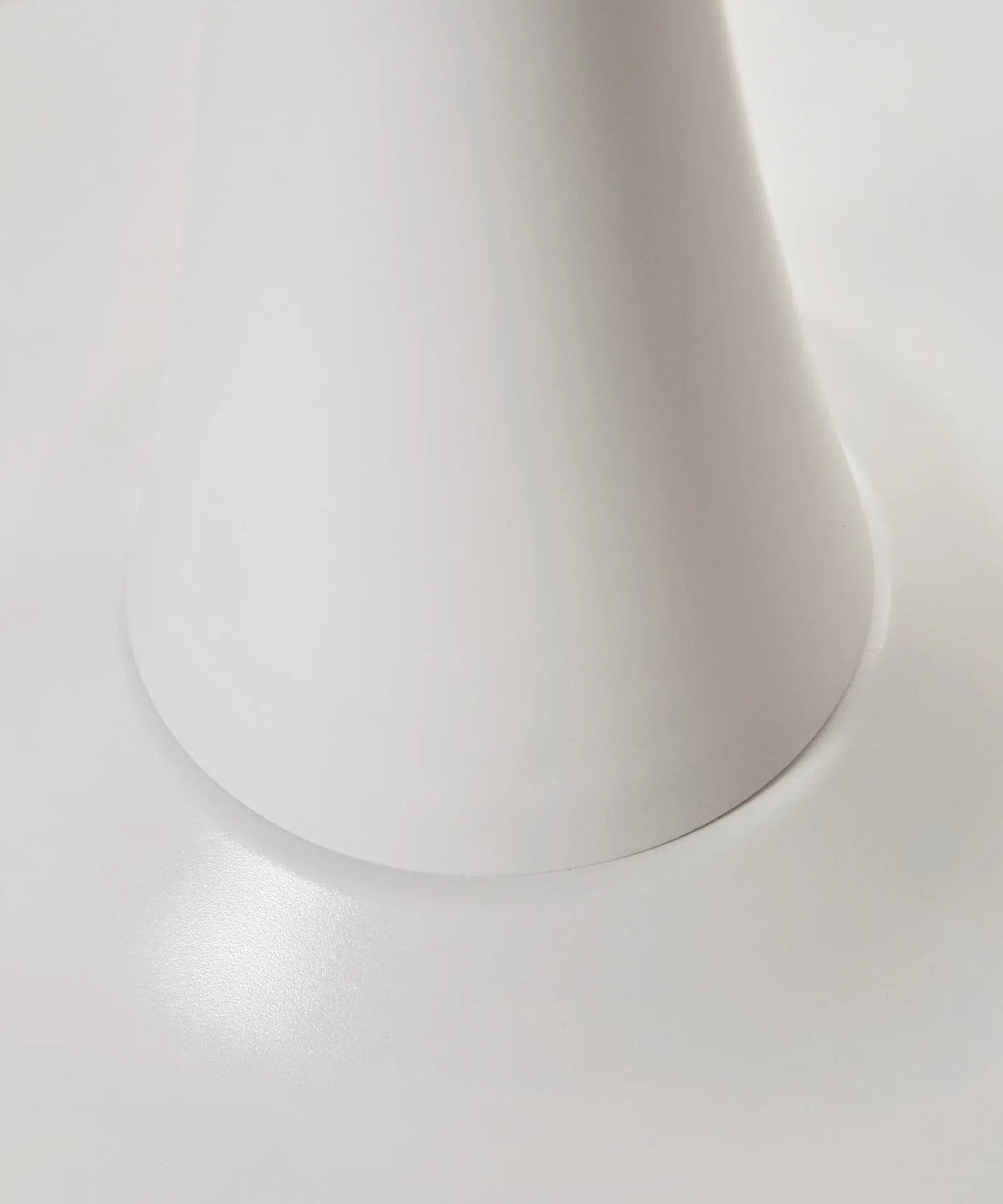 Table ronde Tulia en métal et fibre de verre (80 cm)