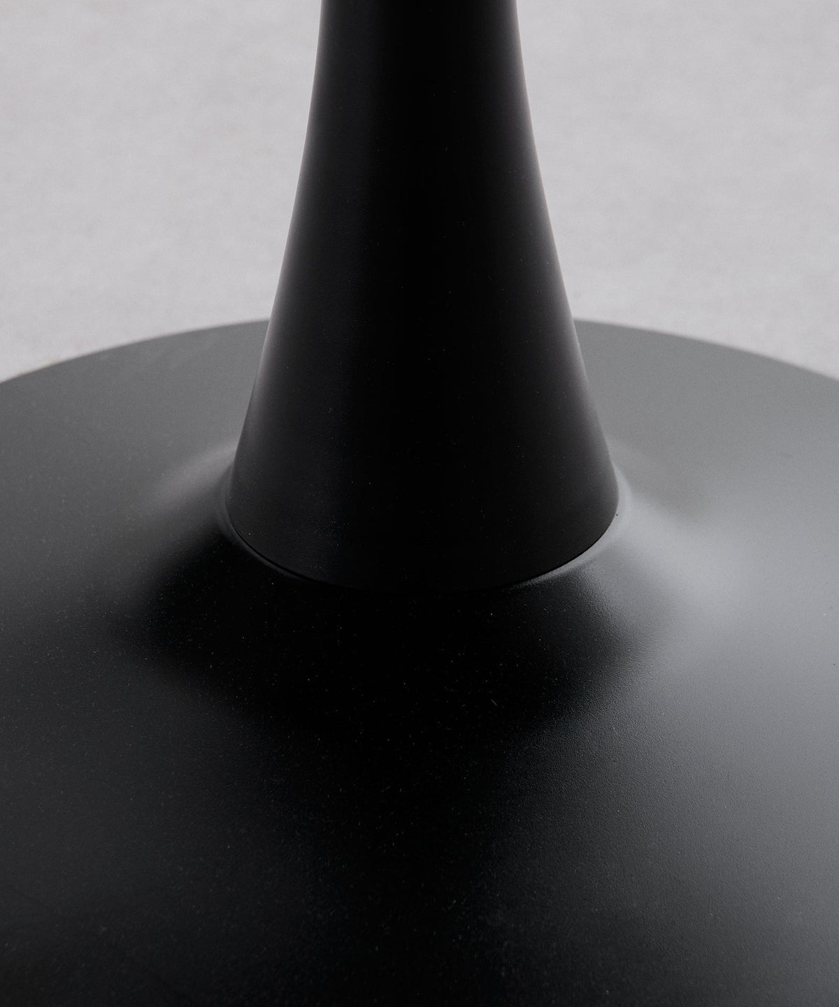 Table ronde Tulia en métal et fibre de verre (80 cm)