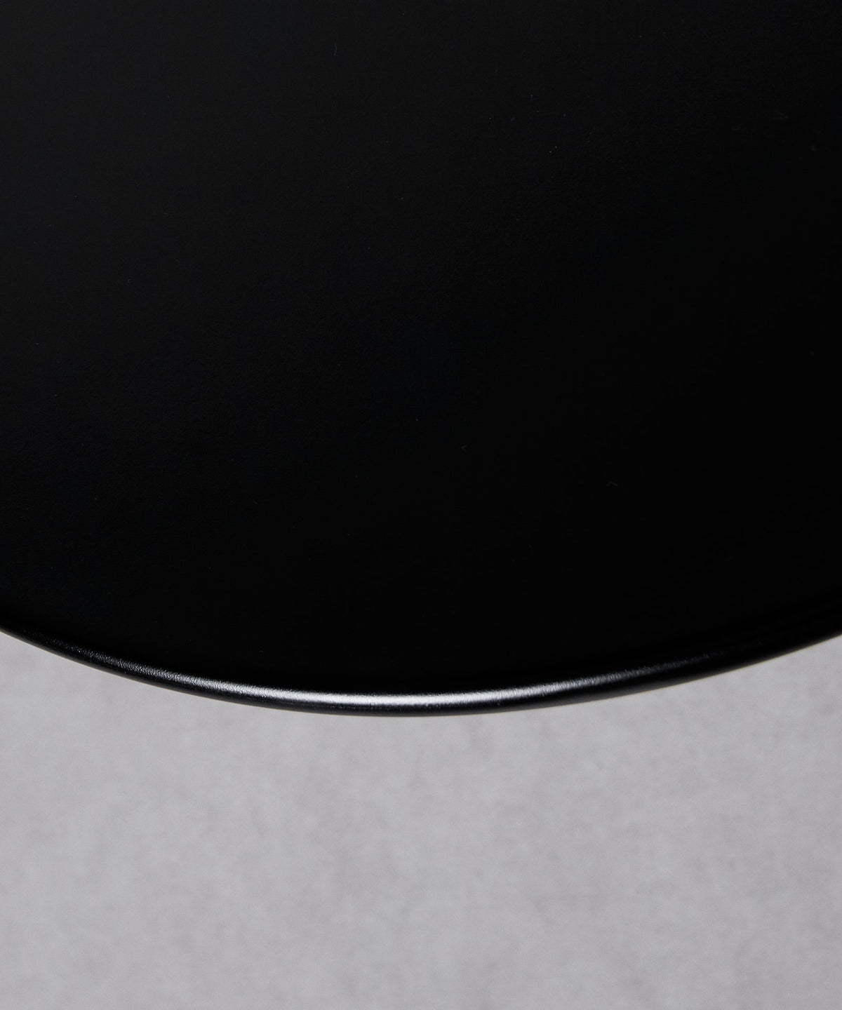 Table ronde Tulia en métal et fibre de verre (80 cm)