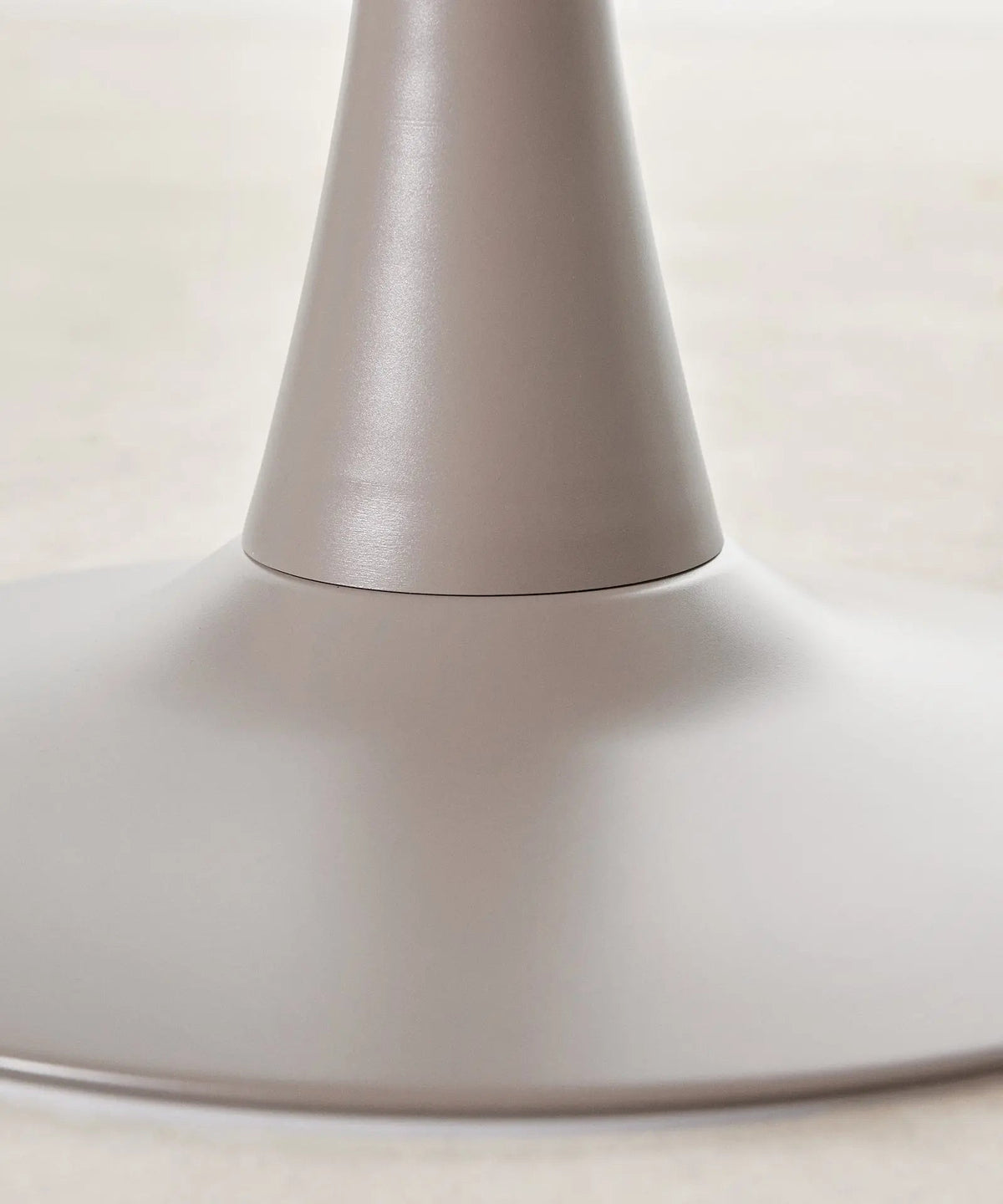 Table ronde Tulia en métal et fibre de verre (80 cm)