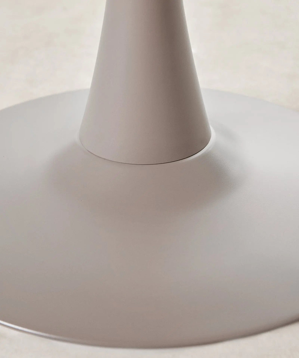 Table ronde Tulia en métal et fibre de verre (80 cm)