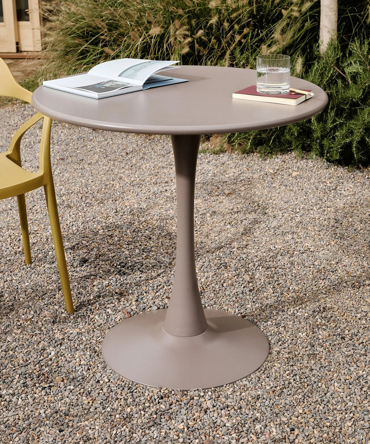 Table ronde Tulia en métal et fibre de verre (80 cm)