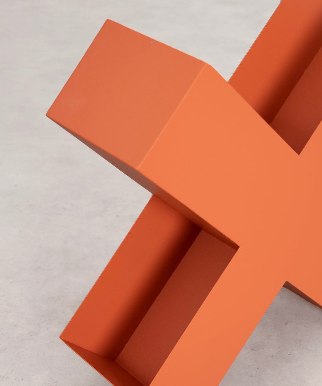 Porte-revues en métal en forme de croix