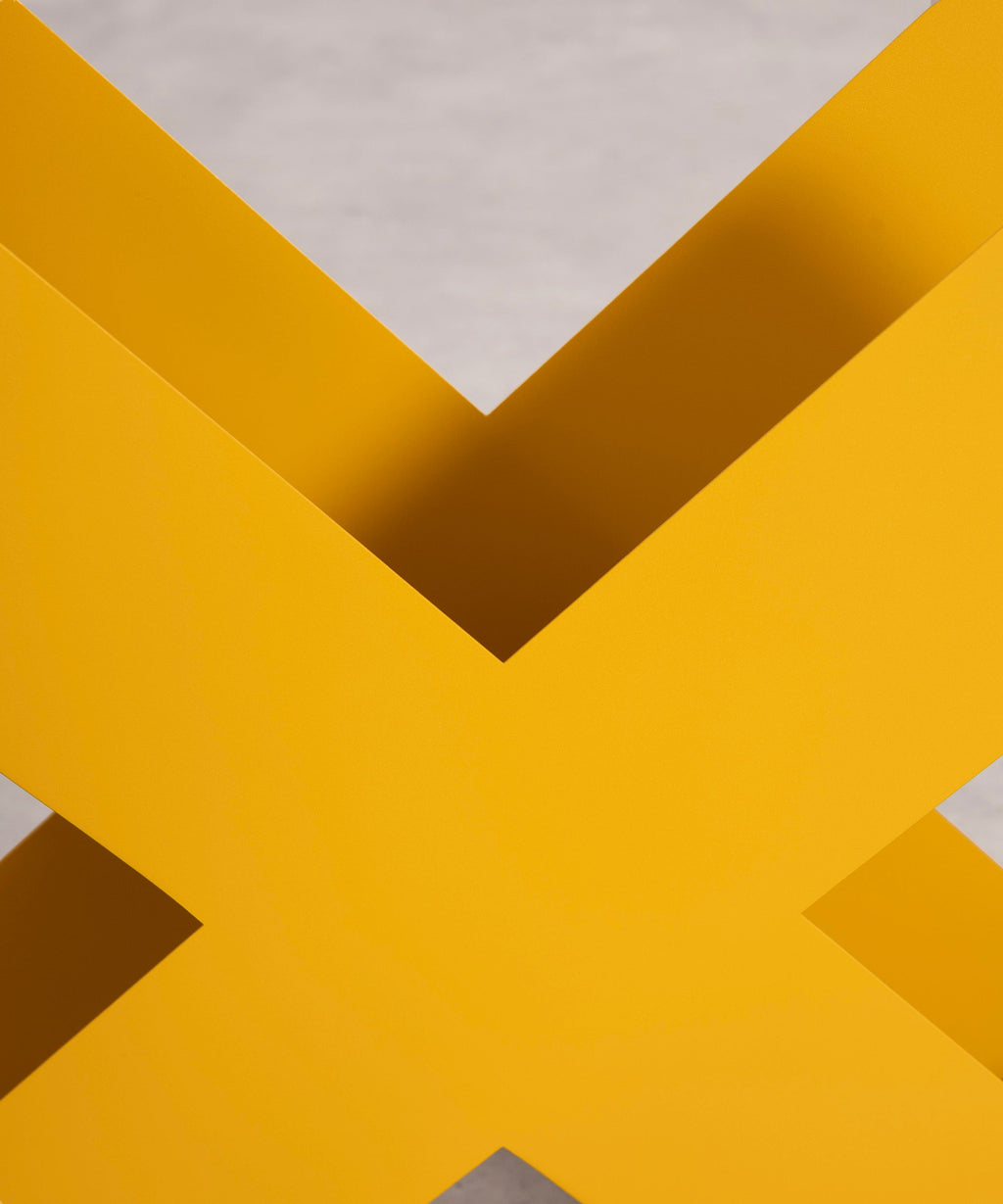 Porte-revues en métal en forme de croix