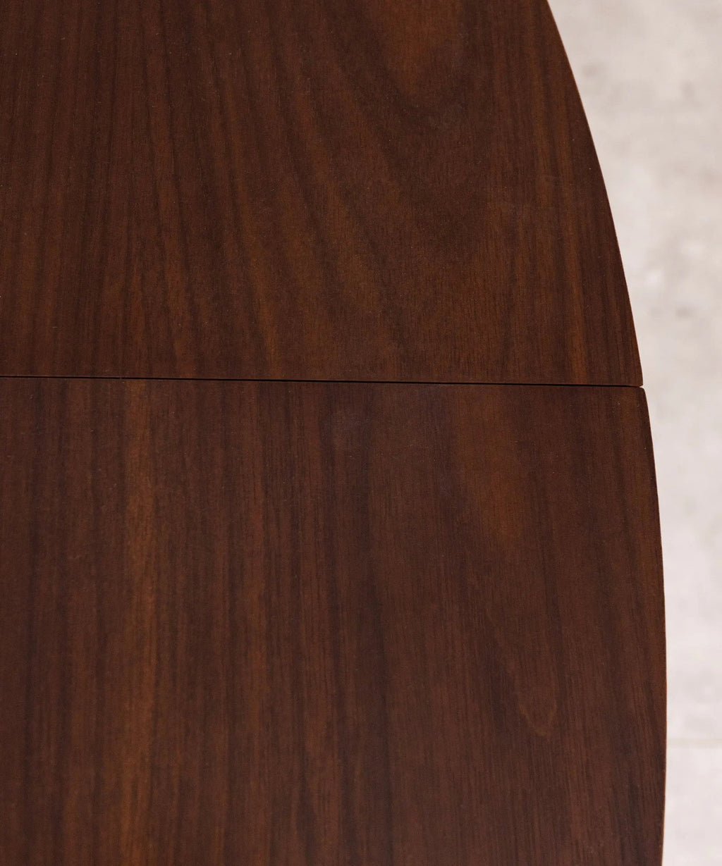 Table à manger ronde extensible en bois Gala Walnut (120–150 cm)