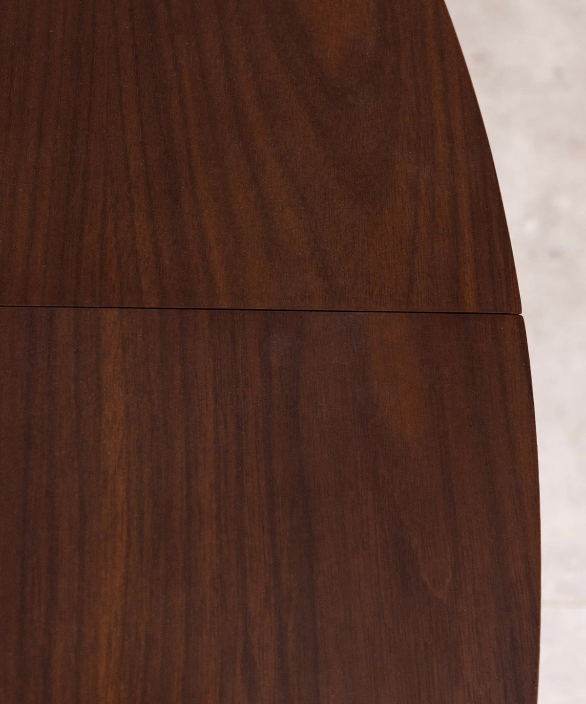 Table à manger ronde extensible en bois Gala Walnut (120–150 cm)