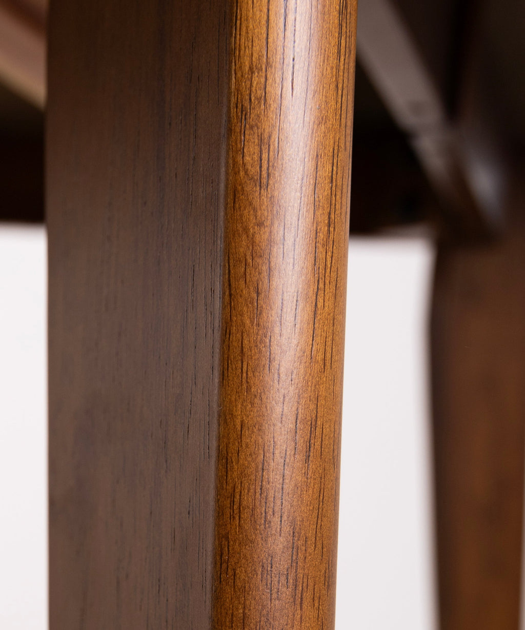 Table à manger ronde extensible en bois Gala Walnut (120–150 cm)