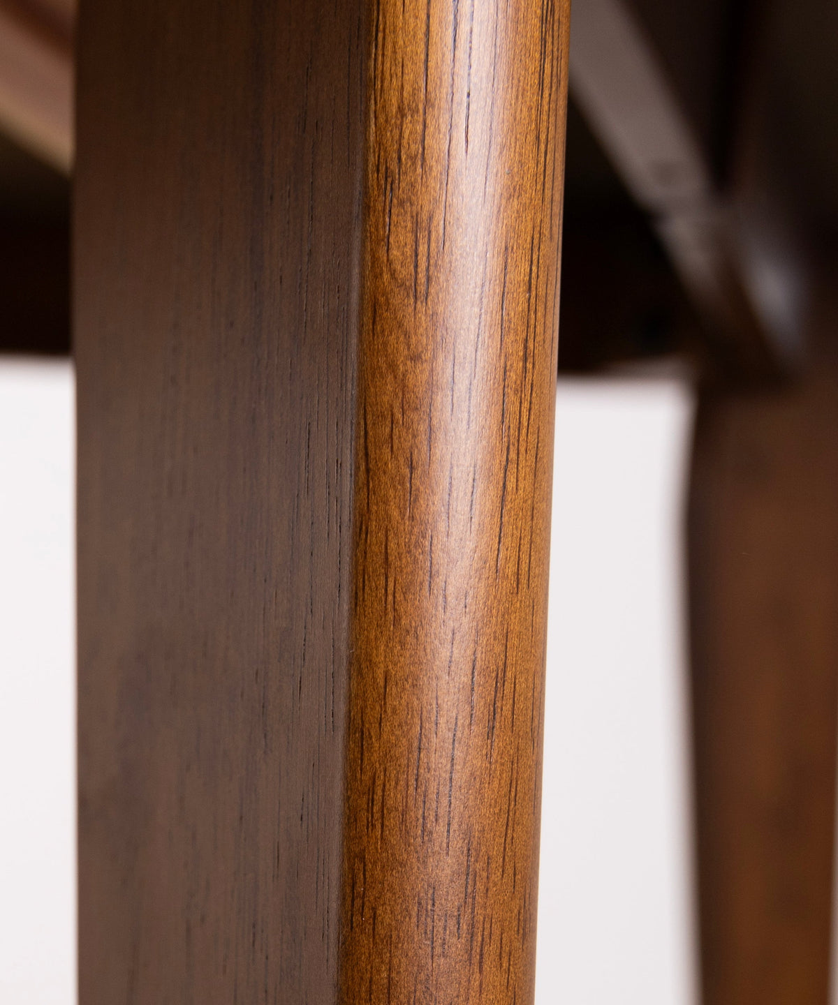 Table à manger ronde extensible en bois Gala Walnut (120–150 cm)