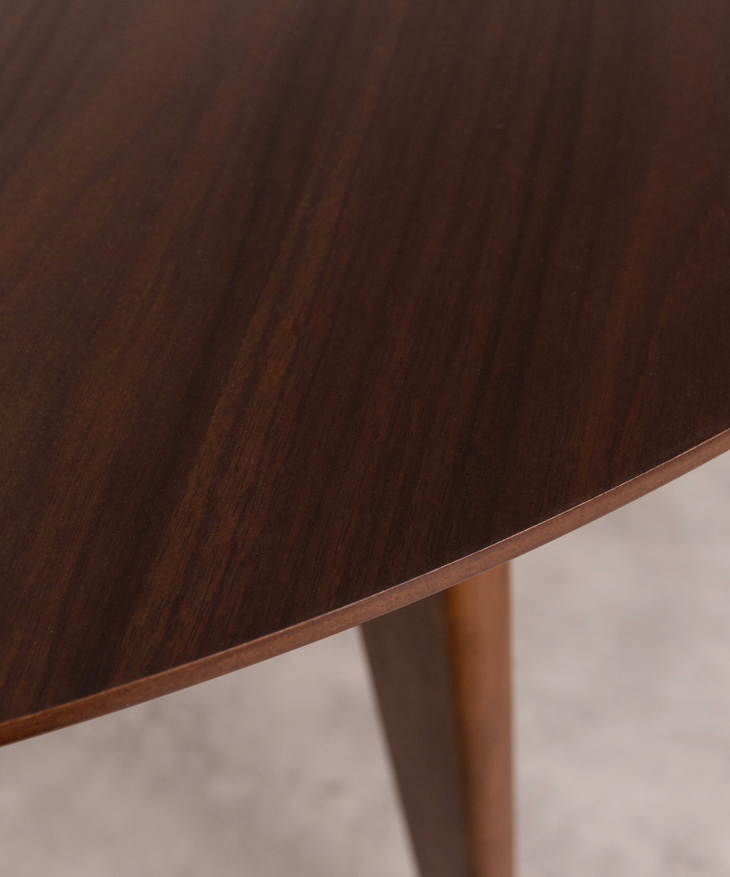 Table à manger ronde extensible en bois Gala Walnut (120–150 cm)