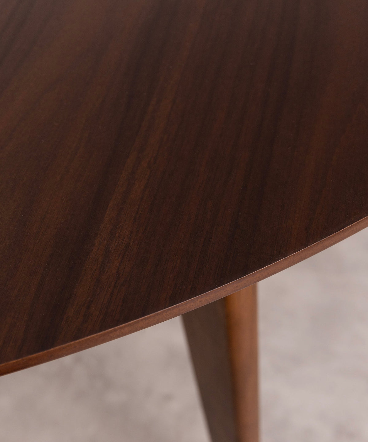 Table à manger ronde extensible en bois Gala Walnut (120–150 cm)