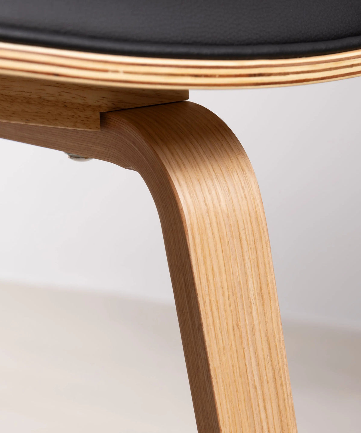 Chaise de salle à manger en bois et similicuir Binsa